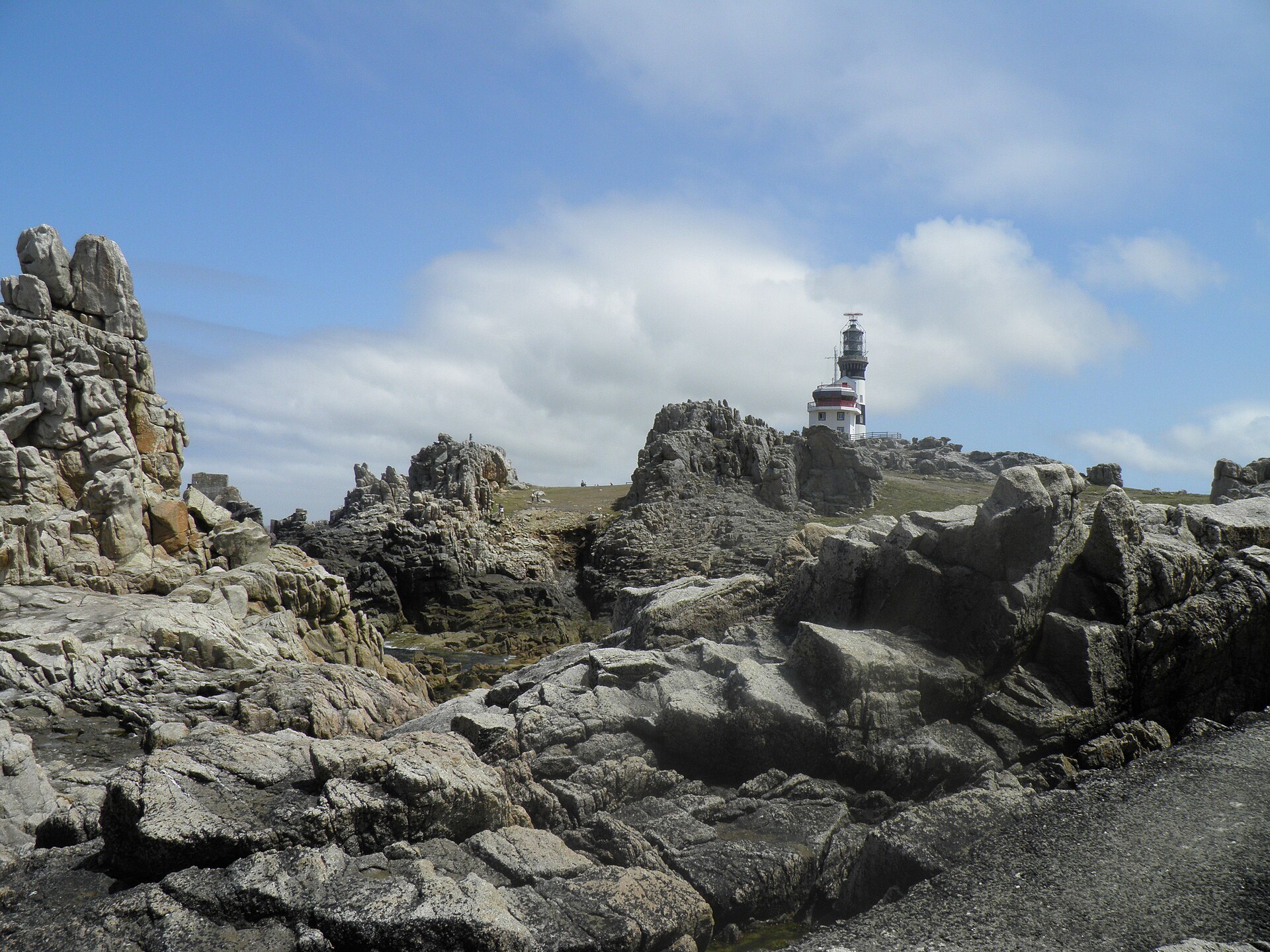 Le sentier dans les rochers de la pointe de Créac'h