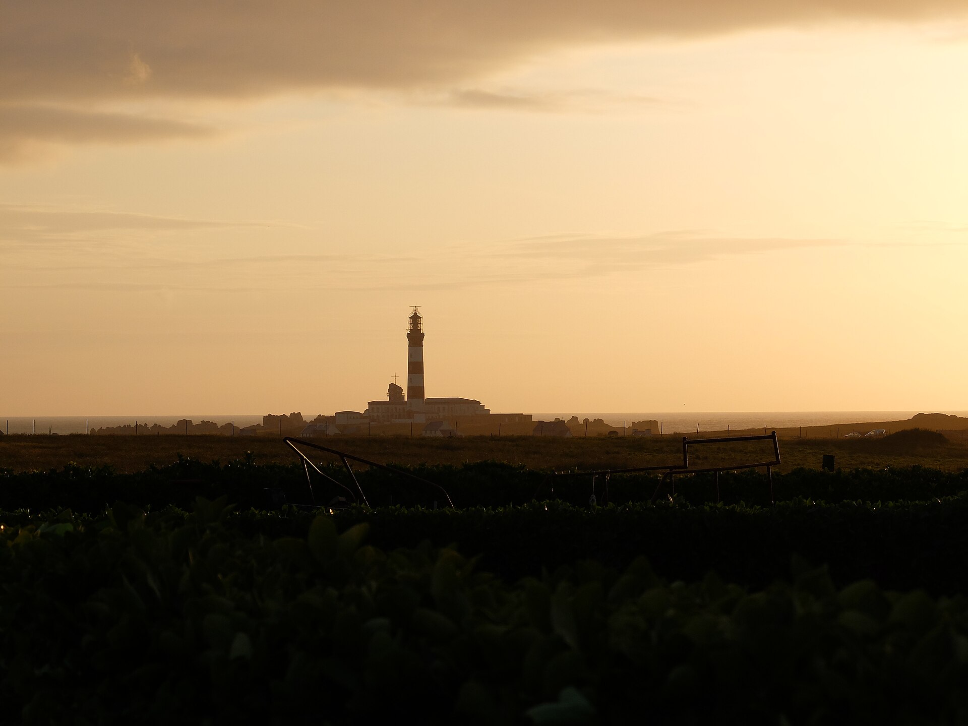 Coucher de soleil derrière le phare du Créac'h