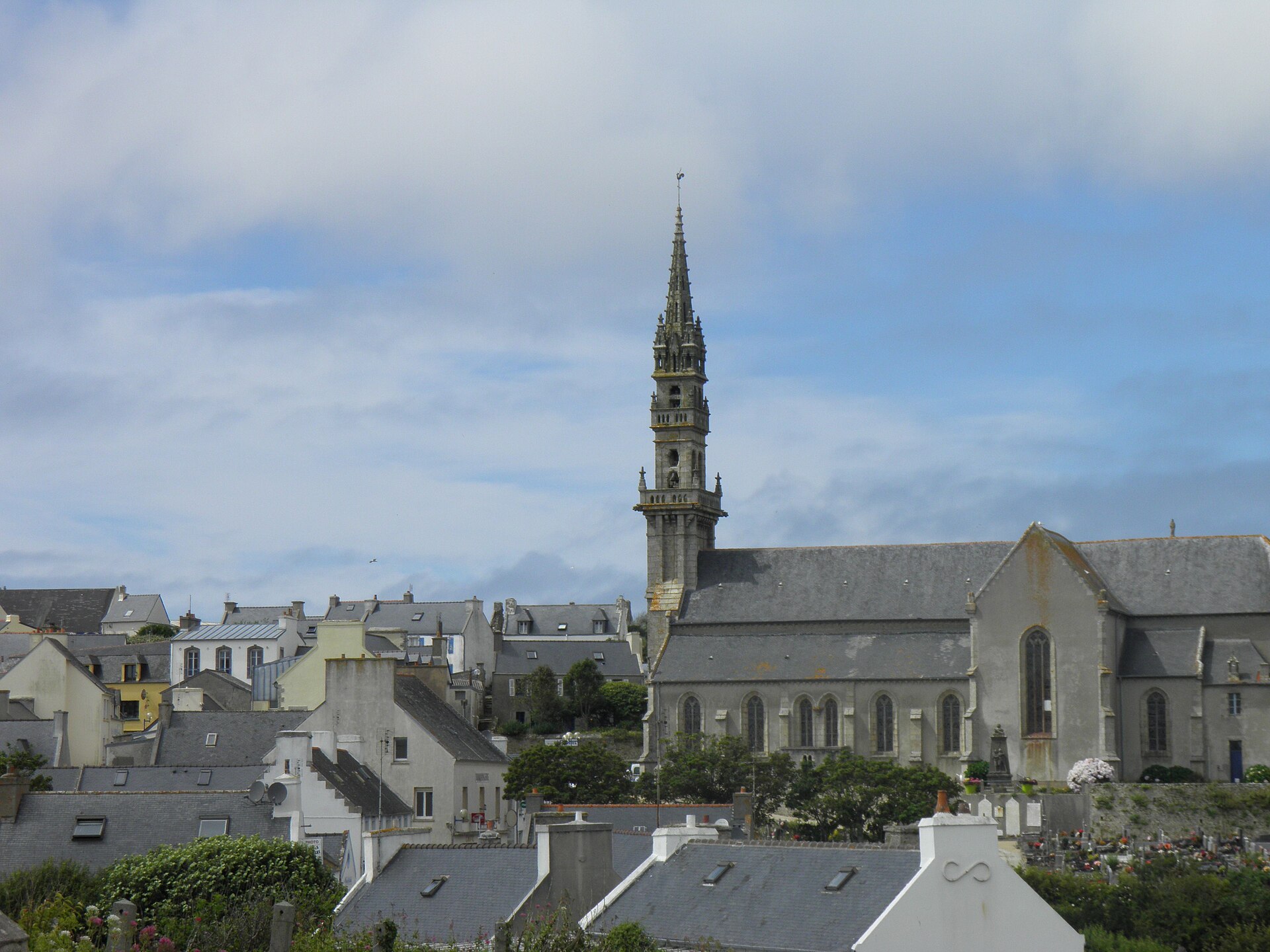 Le clocher de Lampaul au-dessus des toits, Ouessant
