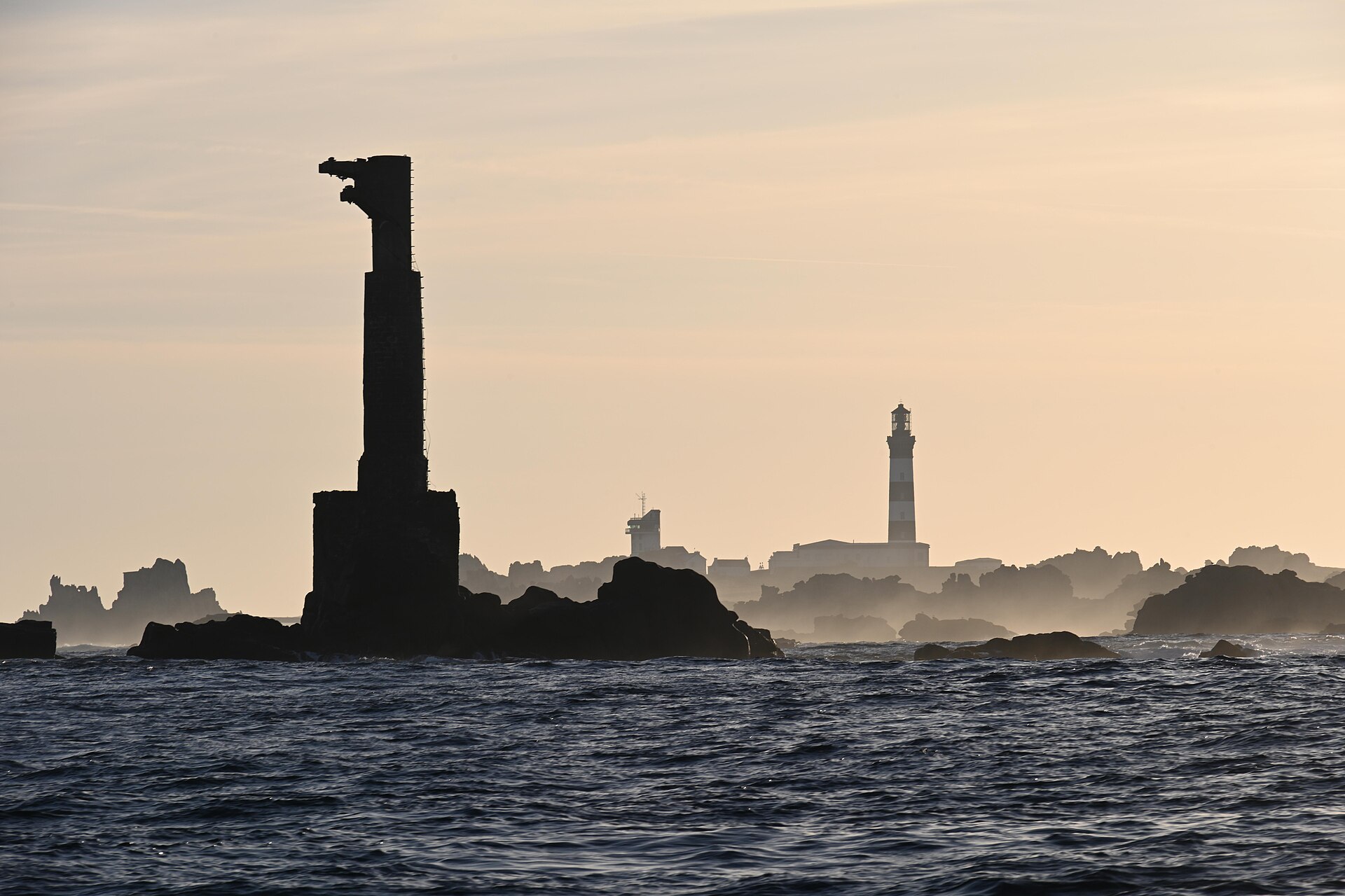 Le phare de Nividic au crépuscule, devant la pointe de Pern à Ouessant