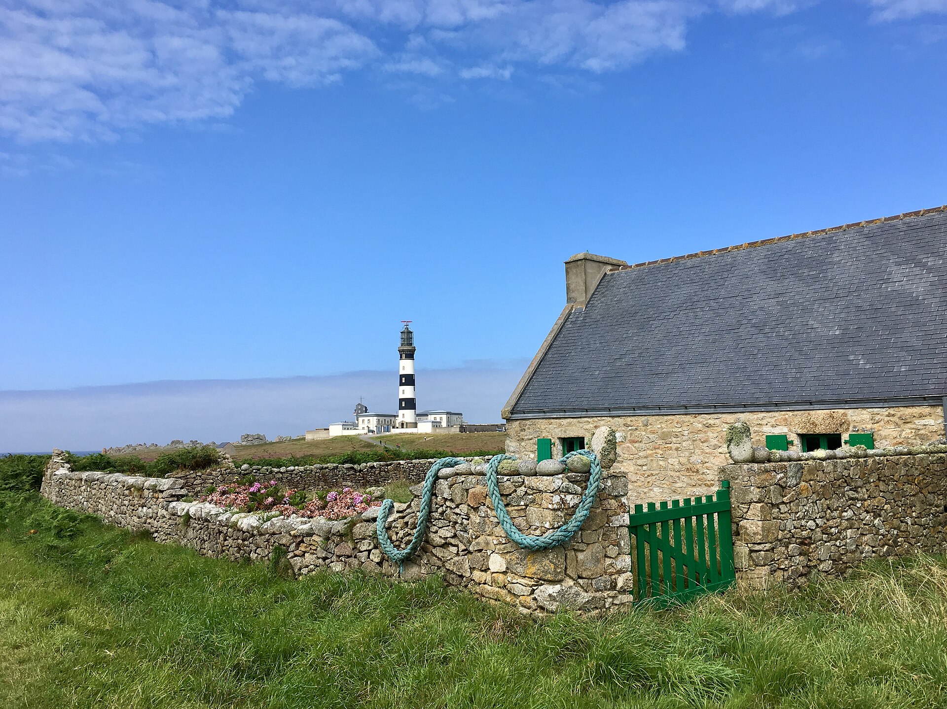 Maison d'île et muret de pierre face au phare du Créac'h