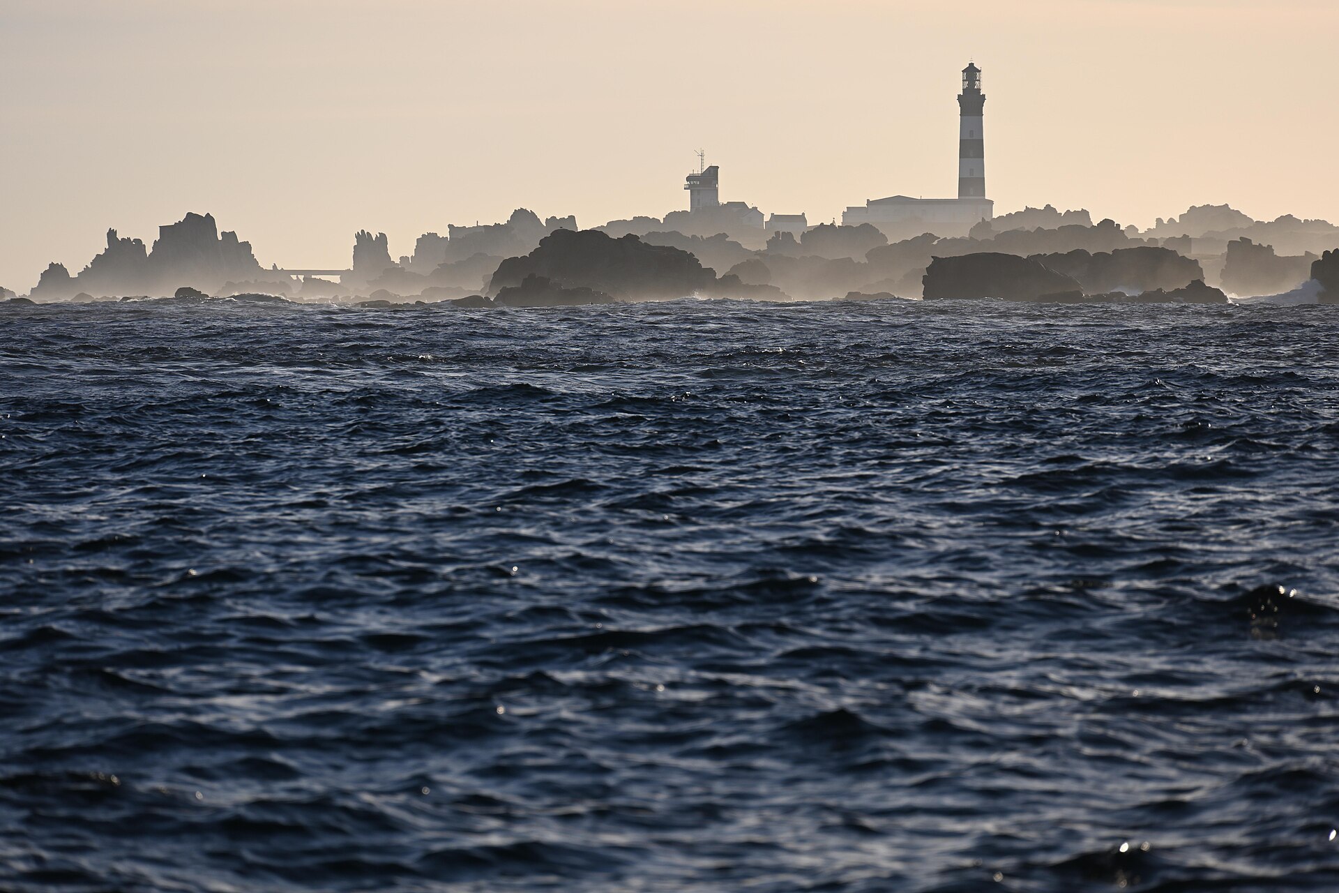 Les phares de la pointe de Pern vus depuis la mer
