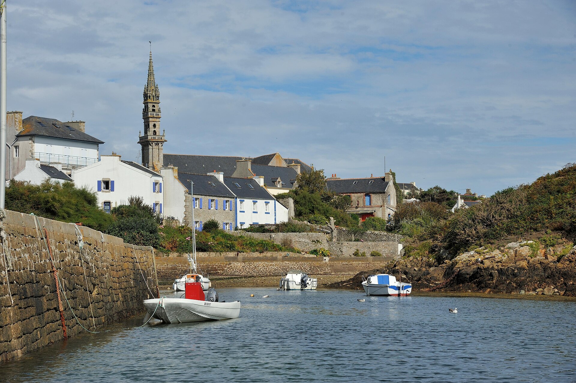 Le port de Lampaul et le clocher, à Ouessant
